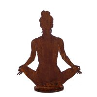 Rost Yogafigur Mädchen Svenja in Lotus Pose auf...